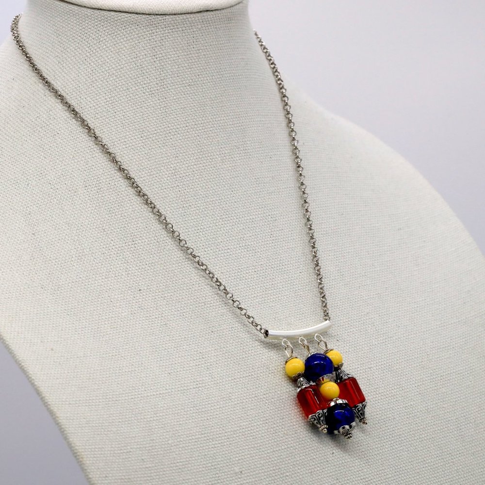 Wonder Woman theme necklace with figurine included. - Picture 3 of 4